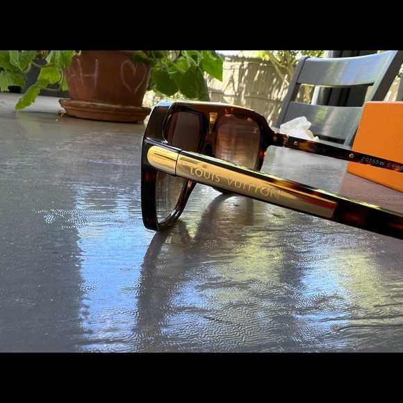Louis Vuitton Men Z0350W Sunglasses - Picture 14 of 14